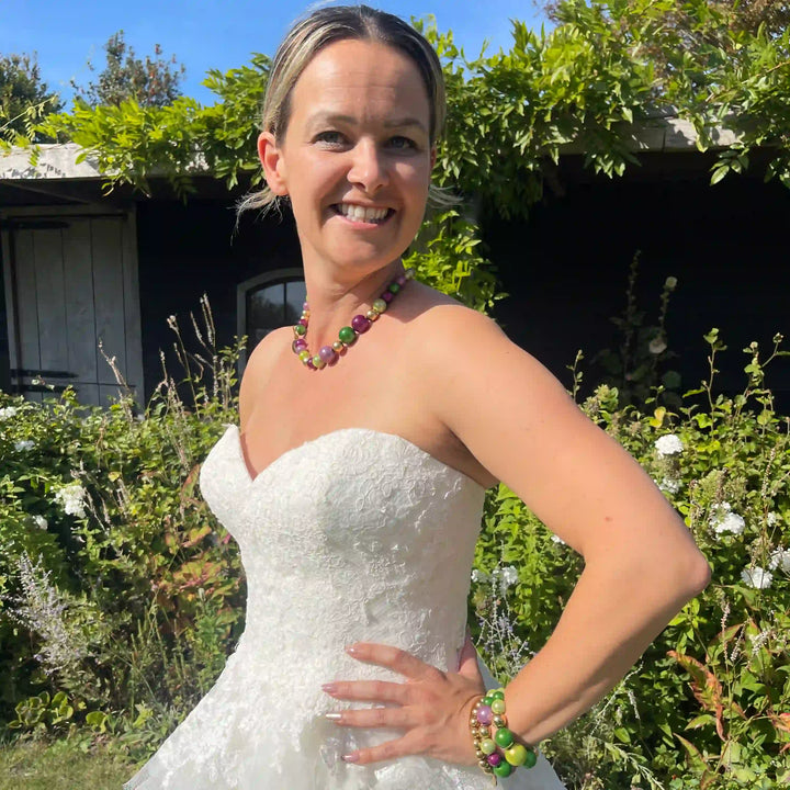 Geef je outfit extra kleur met deze Lemon Luxury ketting. Paars, groen en goed, een unieke combinatie. 3D kralen, chirugisch staal met gouden coating: een ketting gemaakt van materialen om te blijven. 