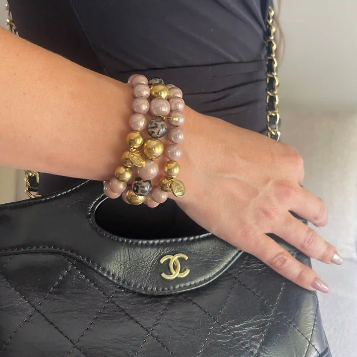 Unieke armband door de mix van luxe kralen, in Nederland gemaakt, met speciaal 3D effect en panterprint. Leuk om te geven en te onvangen in 
Lemon Luxury cadeauverpakking.