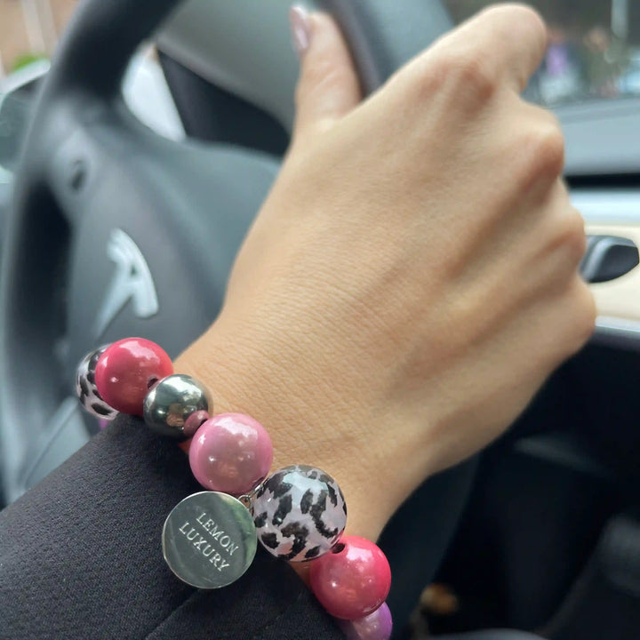 Armband gemakkelijk te combineren met vele kleuren. Unieke combinatie van materielen met stainless steel, kralen met 3D effect en kralen met panterprint. 