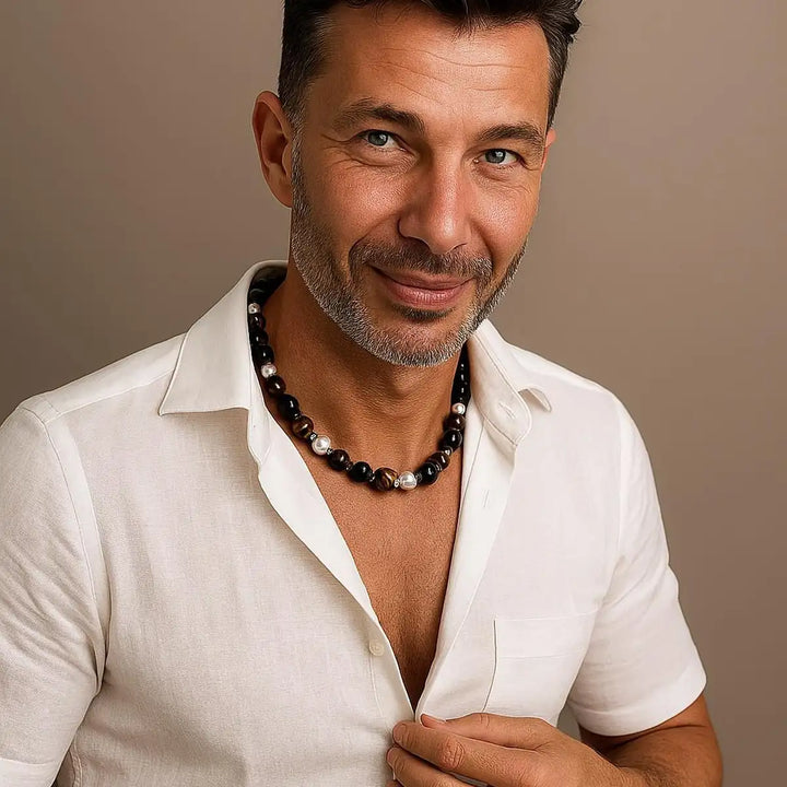 Ketting met een swits, krachtig statement piece. Natuurlijk materialen. Tiger Eye, lava beads, pearl shell, 3D beads. Inclusief. Leuk om te geven en te krijgen. Lemon Luxury